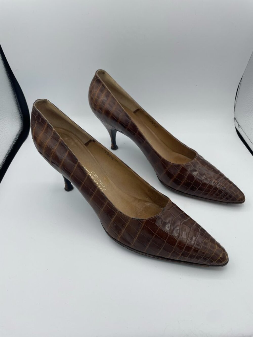 Vintage Saks Fifth Avenue Heals Alligator Size 9/10